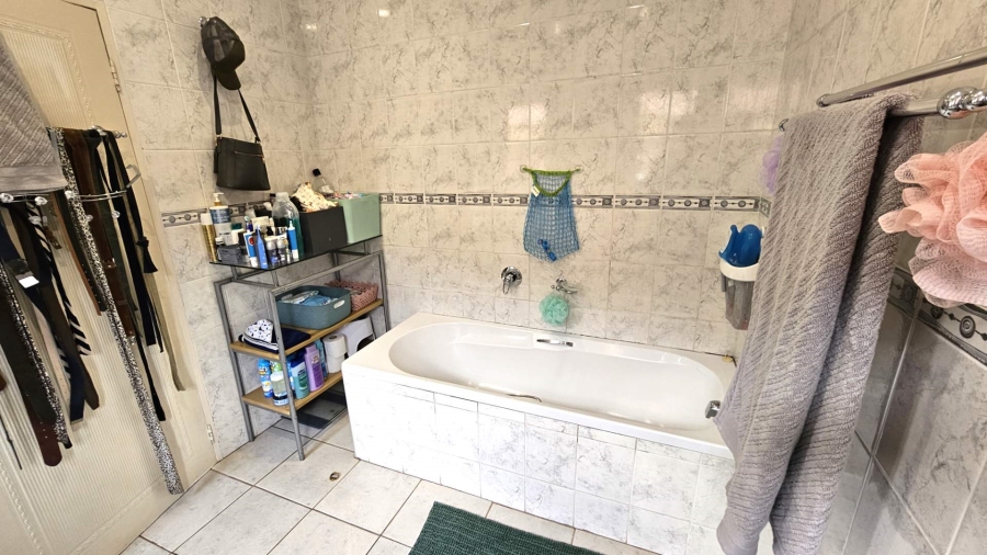 To Let 3 Bedroom Property for Rent in Meerhof North West